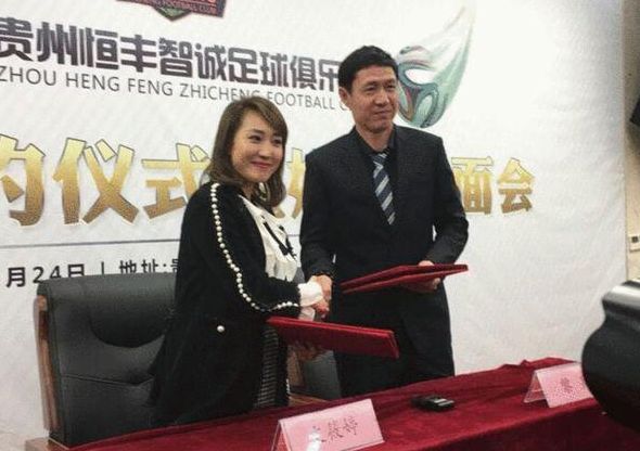 ;长发飘飘的沈腾身居C位，每一根假发都在努力卡点
